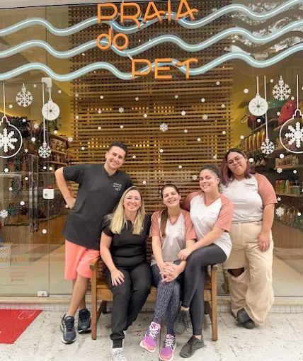 Equipe da Praia do Pet em frente à fachada da loja